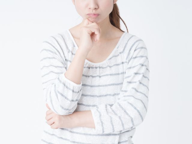 悩む人