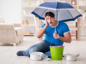 雨漏りに困る男性